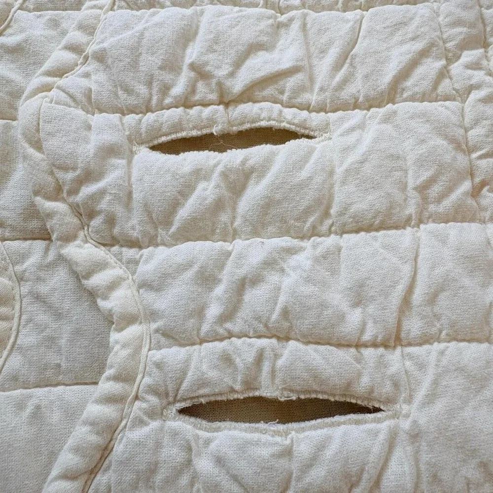 Ivory Quilt Hanging Wall Quilt With Rod Insert Openings Scalloped Edge 44x63